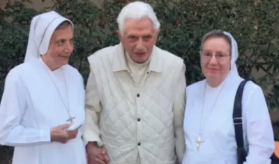 En esta foto, tomada este miércoles, es la prueba para que cesen los rumores sobre la salud del papa emerito.