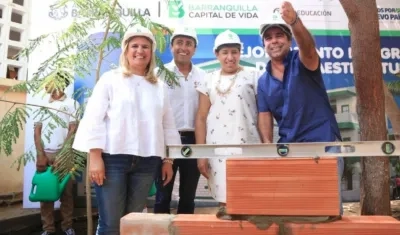 El Alcalde, Alejandro Char, tras colocar la primera piedra de las obras.