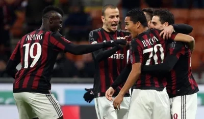 Carlos Bacca celebra un gol con sus compañeros de la época. 