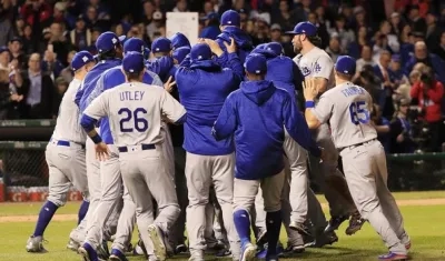 Jugadores de Dodgers celebrando la victoria.