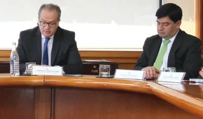 El Procurador Fernando Carrillo, dando a conocer la decisión.