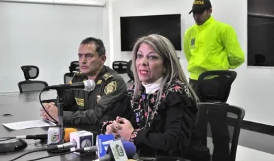 El brigadier general Mariano Botero Coy y la directora seccional de Fiscalía en el Atlántico, Ángela María Bedoya.