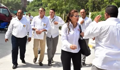 El Gobernador del Atlántico saliendo de la Universidad del Atlántico acompañado de sus escoltas.