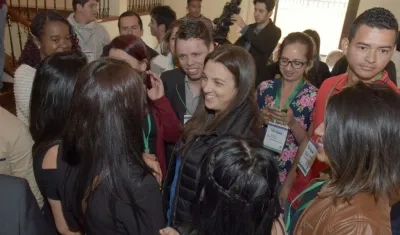 Karen Abudinen, directora del ICBF, con varios de los jóvenes que crecieron en hogares sustitutos.