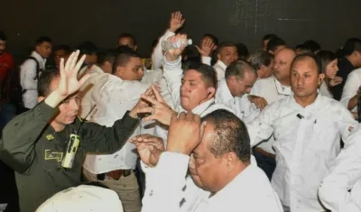 El gobernador Eduardo Verano tuvo que salir escoltado del Centro de Convenciones de la UniAtlántico.