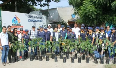 En la foto el equipo de Corpoica y participantes de la actividad para la siembra de los árboles.