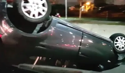 Vehículo volcado sobre la Circunvalar.