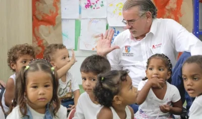 El Gobernador, Eduardo Verano, con niños beneficiarios de los proyectos.