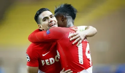 Falcao celebra con un compañero. 