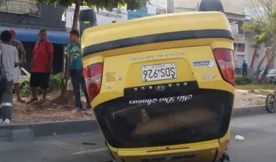 Un taxi, de placas SDS 926, terminó volcado en la mañana de este sábado en la calle Murillo
