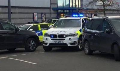 Un hombre armado con una escopeta habría tomado algunos rehenes en una bolera ubicada en el complejo Bermuda Park.