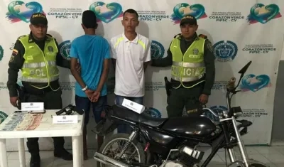 Se les incautó un arma de fuego y una motocicleta robada. 
