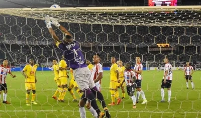 El arquero Robinson Zapata despejando un remate juniorista.