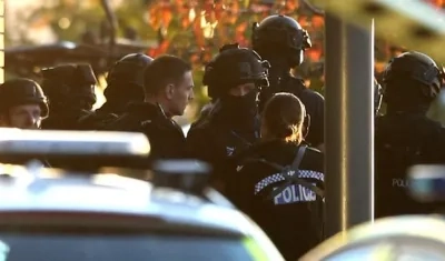 En esta foto de The Guardian se observa el dispositivo policial en el sitio.