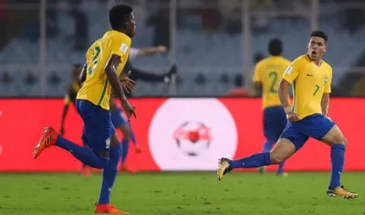 Paulinho celebra la anotación del triunfo. 