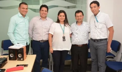 El par académico Carlos Ojeda Henríquez, con el equipo de trabajo.