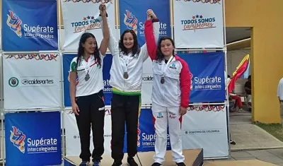 La nadadora Laura García posando con su medalla de bronce.