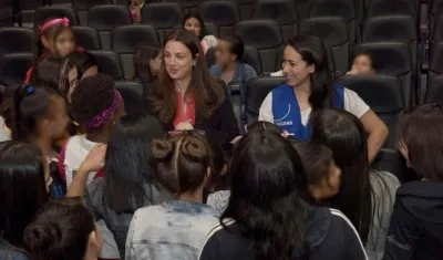 La deportista Mariana Pajón y la directora del ICBF,  Karen Abudinen, en el conversatorio con 55 niñas de protección.