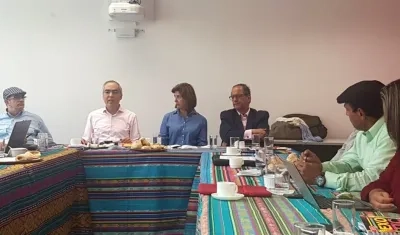 Las FARC y el ELN acuerdan "defensa conjunta del proceso de paz" en Colombia