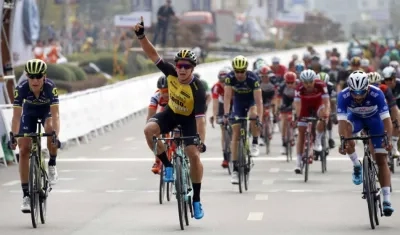 Momento en el que Gaviria cruza la meta como segundo.