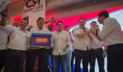 Entrega de firmas a Germán Vargas durante su visita al Atlántico.