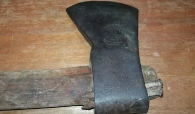 Hacha con la que el hombre agredió a su pareja.