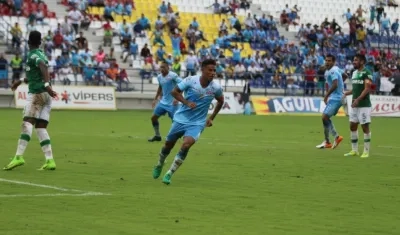 César Carrillo después de anotar el 2-1 para Jaguares.