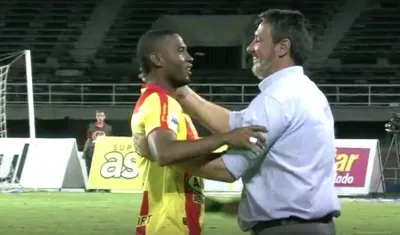 John Stiwar García celebrando el gol del triunfo con el Técnico Alberto Burelli.