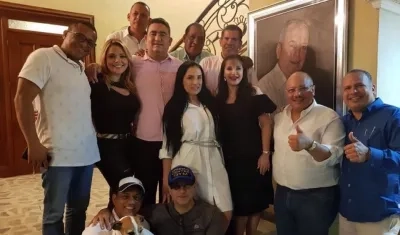 La reunión en casa de la diputada Margarita Balén con la Representante a la Cámara Aida Merlano, de blanco. Atrás como un testigo la foto de Jorge Gerlein.