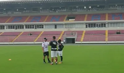 En esta foto publicada por Diario Deportes, vemos el diálogo de Julio Comesaña con 'Teo' y Chará. 