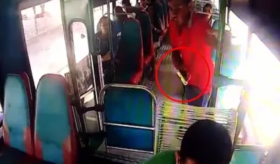 El atraco quedó registrado en la cámara de seguridad del bus.