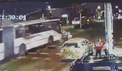 Momento en que el articulado de Transmetro va en su carril y la moto se le atraviesa.