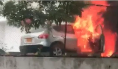 Así era consumida por las llamas la camioneta antes de llegar los bomberos.