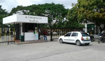 Entrada principal a la Clínica de la Policía, en la Circunvalar.