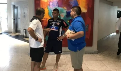 Léider Frías, utilero del equipo, conversa con Jorge Franco, preparador físico. 