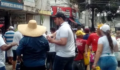 Reparto de cervezas en plena marcha.