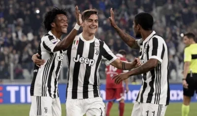Cuadrado celebra su gol con Paulo Dybala y Douglas Costa.