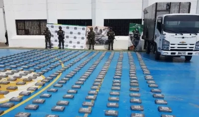 Droga decomisada por el Ejército dentro de un furgón.