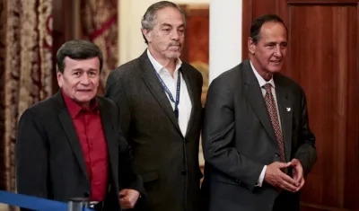 El jefe negociador del Gobierno Colombiano, Juan Camilo Restrepo, el jefe de la delegación del Ejercito de Liberación Nacional (ELN), Pablo Beltrán, y el subsecretario de la Cancillería de Ecuador, Juan Meriguet 