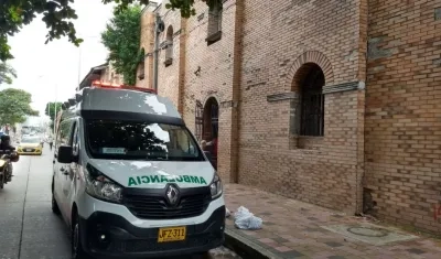 La mujer herida es atendida en el Hospital General de Barranquilla.