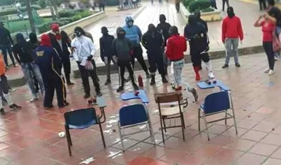 Aspectos de la protesta de estudiantes de la Universidad del Atlántico este martes.