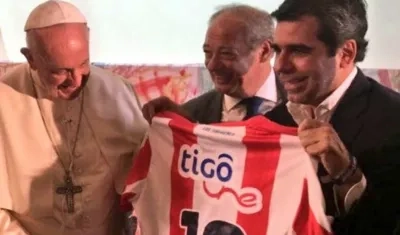 El alcalde Char entregando la camiseta de Junior al Papa.