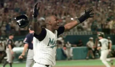 Edgar Rentería celebrando el 'Hit de oro' en aquel partido.