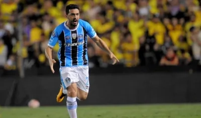 Edilson celebra el tercer gol de Gremio.