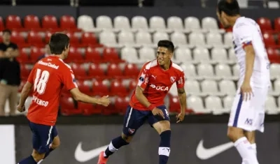 Maximiliano Meza celebra el primero gol de Independiente.