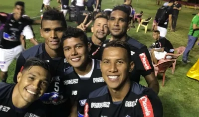 Los jugadores se tomaron fotos durante el reconocimiento del estadio ayer.