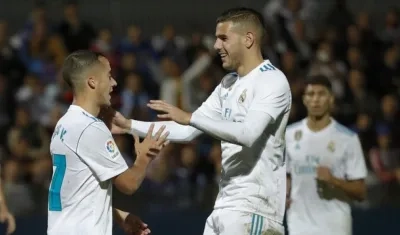 Lucas Vázquez celebra el primer gol con Theo Hernández.