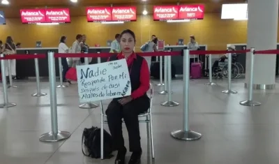 La trabajadora de Avianca hace una solitaria protesta pacífica desde el aeropuerto de Santa Marta. 