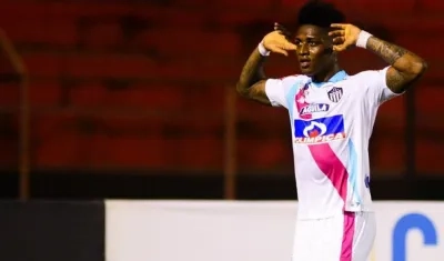 Yony González, celebrando el primero de los dos goles.