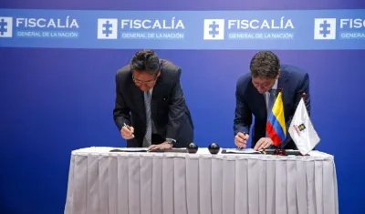El Fiscal y el Presidente de la Andi suscribiendo el acuerdo de apoyo entre las dos entidades.